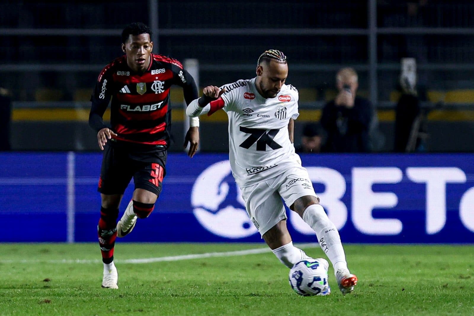 Neymar do Santos controla a bola na frente de Gonzalo Plata do Flamengo durante a partida do Brasileirão 2025 entre Santos e Flamengo no Estádio Urbano Caldeira (Vila Belmiro) em 16 de julho de 2025 em Santos, Brasil.