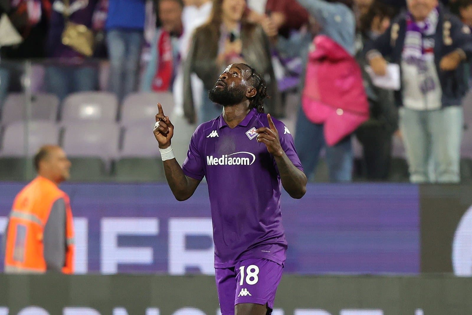 M'Bala Nzola, da ACF Fiorentina, comemora após marcar um gol durante a partida da Série A TIM entre ACF Fiorentina e SSC Napoli no Estádio Artemio Franchi em 19 de maio de 2024 em Florença, Itália