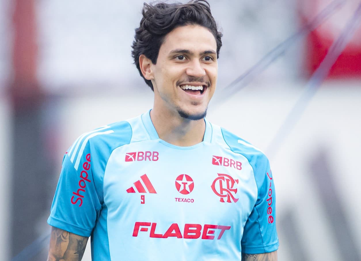 Pedro sorri em treinamento do Flamengo