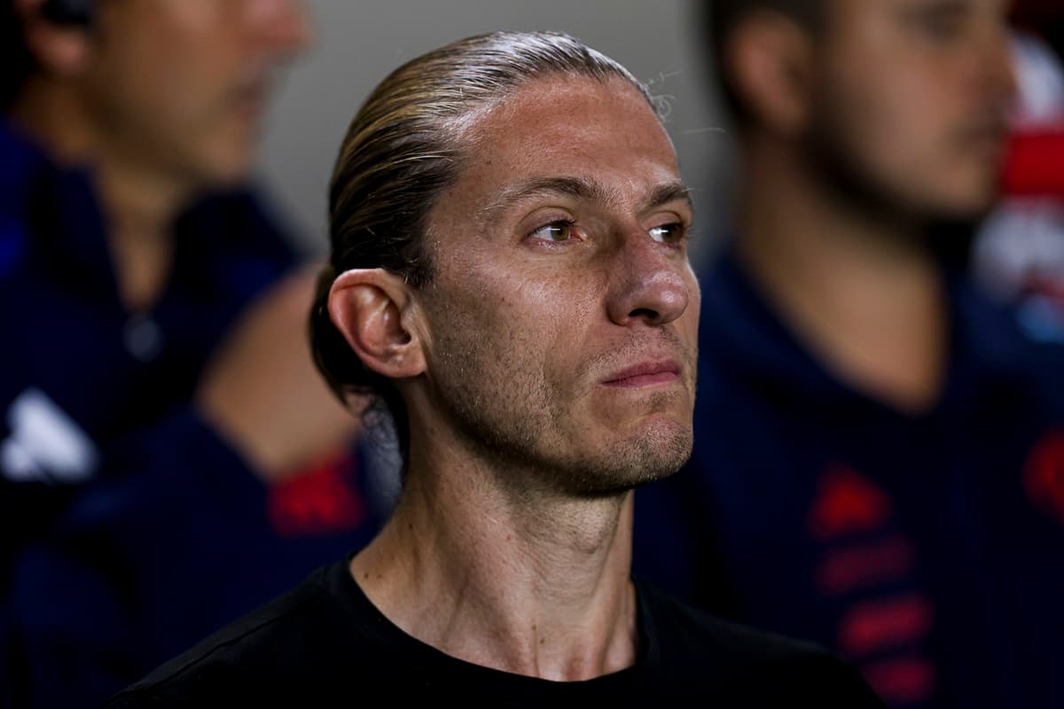 Filipe Luís observa o campo em jogo do Flamengo contra o Santos