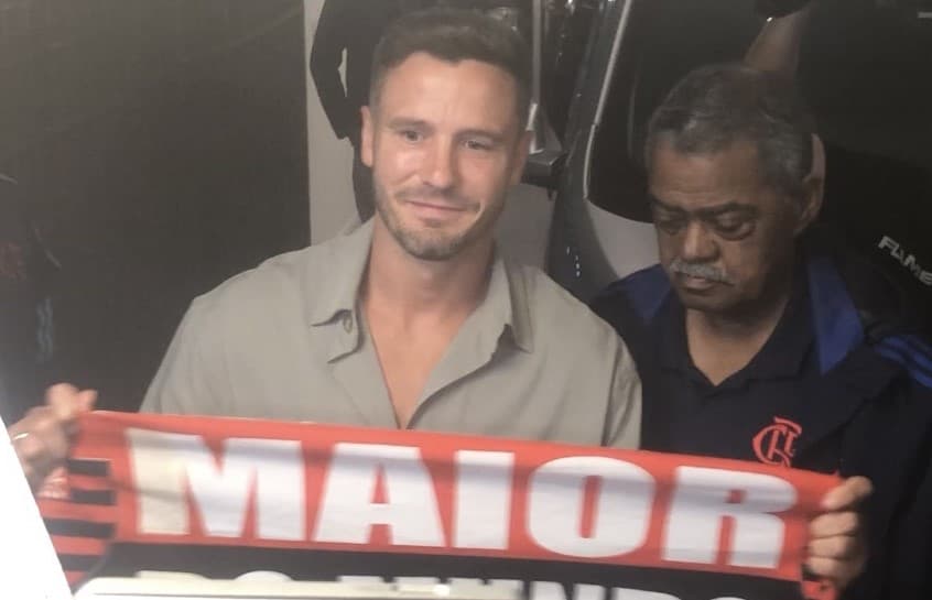 Saúl no desembarque no Rio para ser jogador do Flamengo