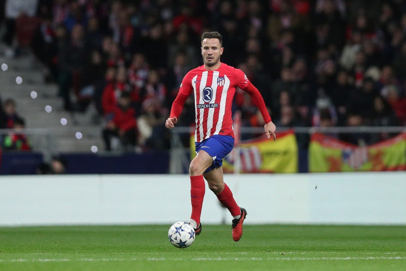 Saul Niguez, do Atlético de Madrid, controla a bola durante a partida da Liga dos Campeões da UEFA entre Atlético de Madrid e SS Lazio no Estádio Civitas Metropolitano em 13 de dezembro de 2023 em Madri, Espanha.