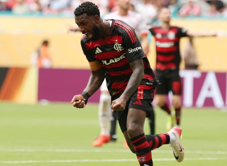 Gerson em campo pelo Flamengo