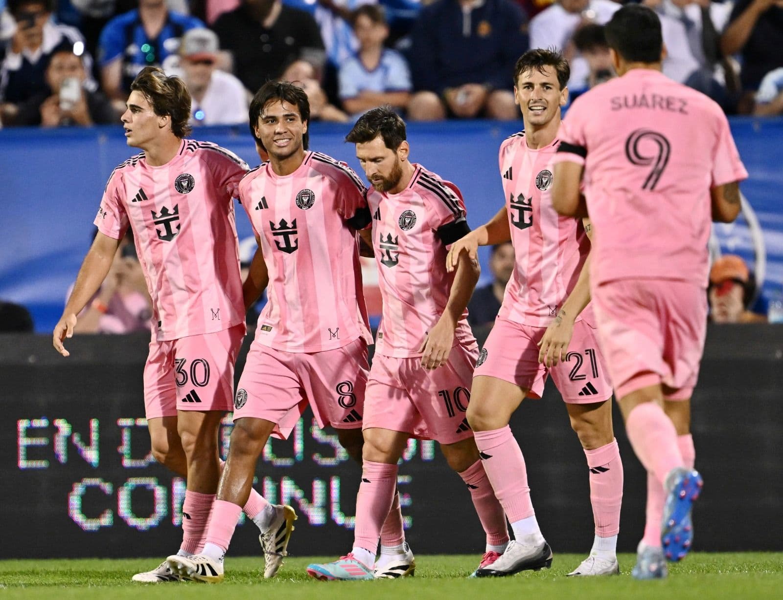 Telasco Segovia #8 do Inter Miami CF comemora o terceiro gol de sua equipe com os companheiros Tadeo Allende, Benjamin Cremaschi #30 e Lionel Messi #10 durante a partida da MLS entre CF Montreal e Inter Miami CF no Saputo Stadium em 5 de julho de 2025 em