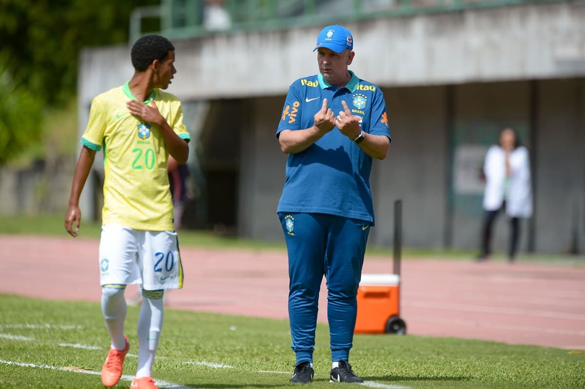 Davi Fraga escuta instruções do técnico Guilherme Dalla Déa