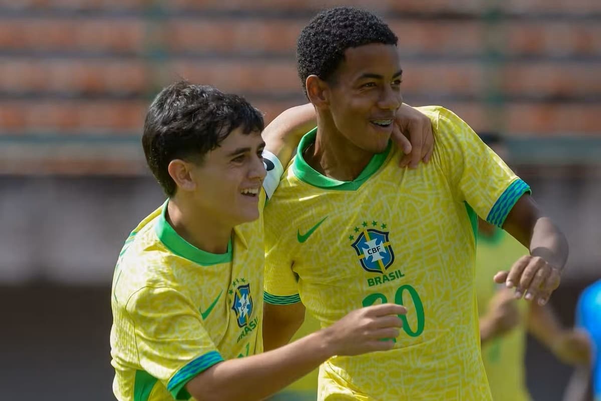 Davi Fraga (à direita da imagem) comemora gol da Seleção sobre o Jacobina