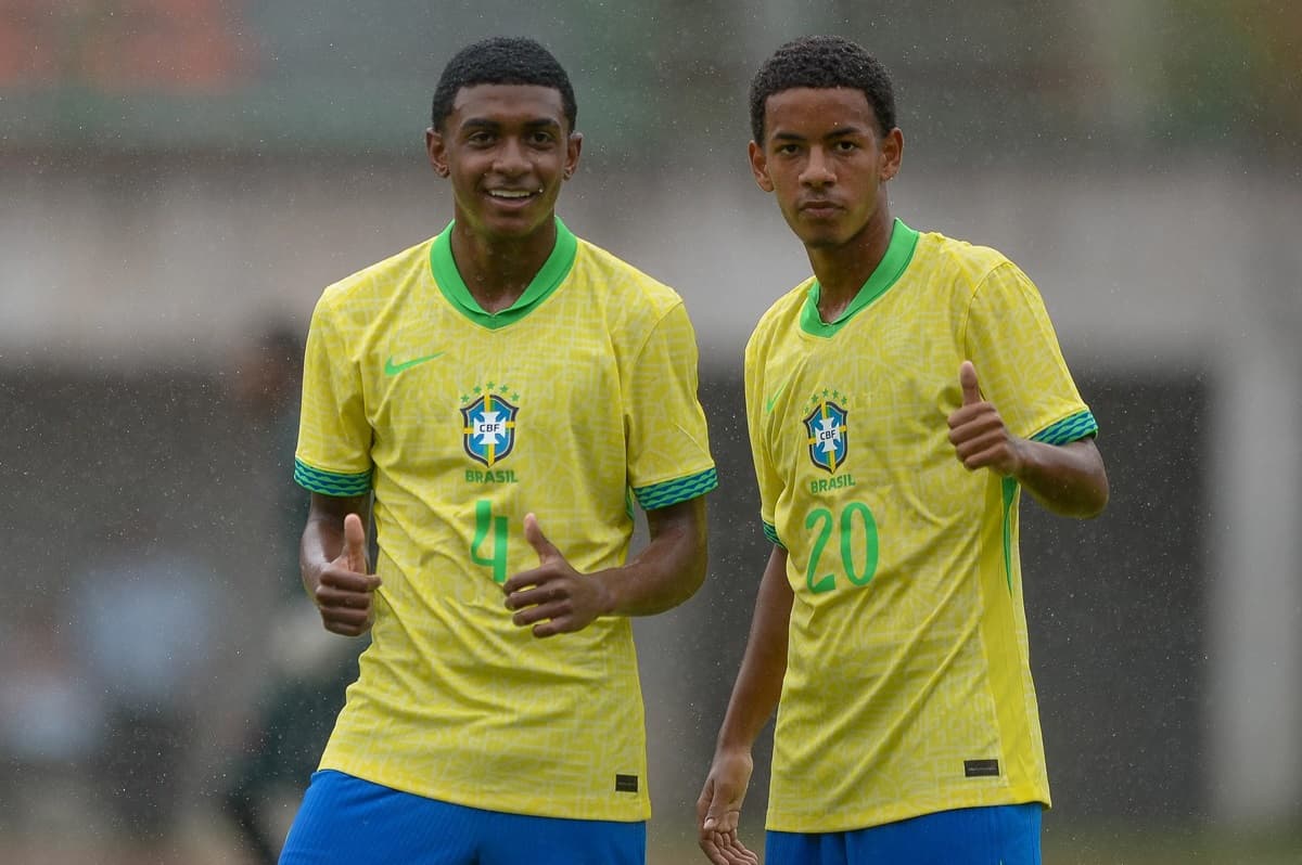 À direita da imagem, Davi Fraga faz sinal para a foto em jogo da Seleção Sub-15
