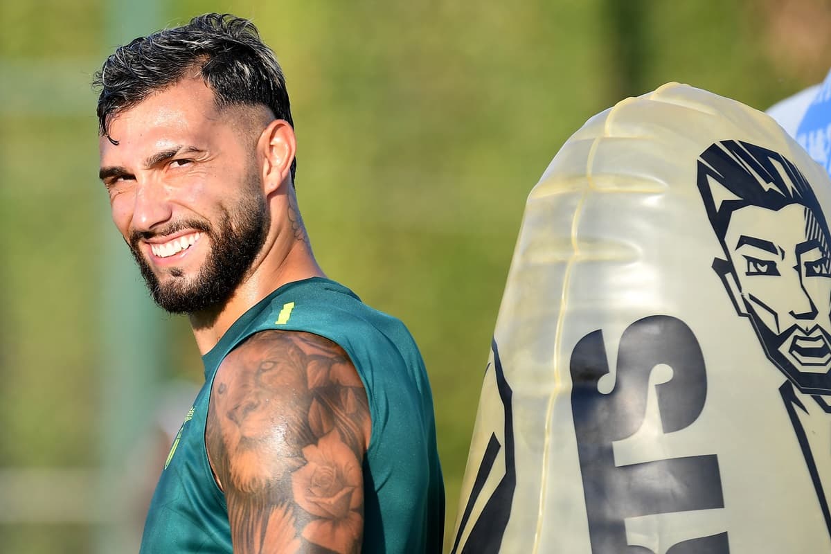 Castellanos sorri durante treinamento da Lazio