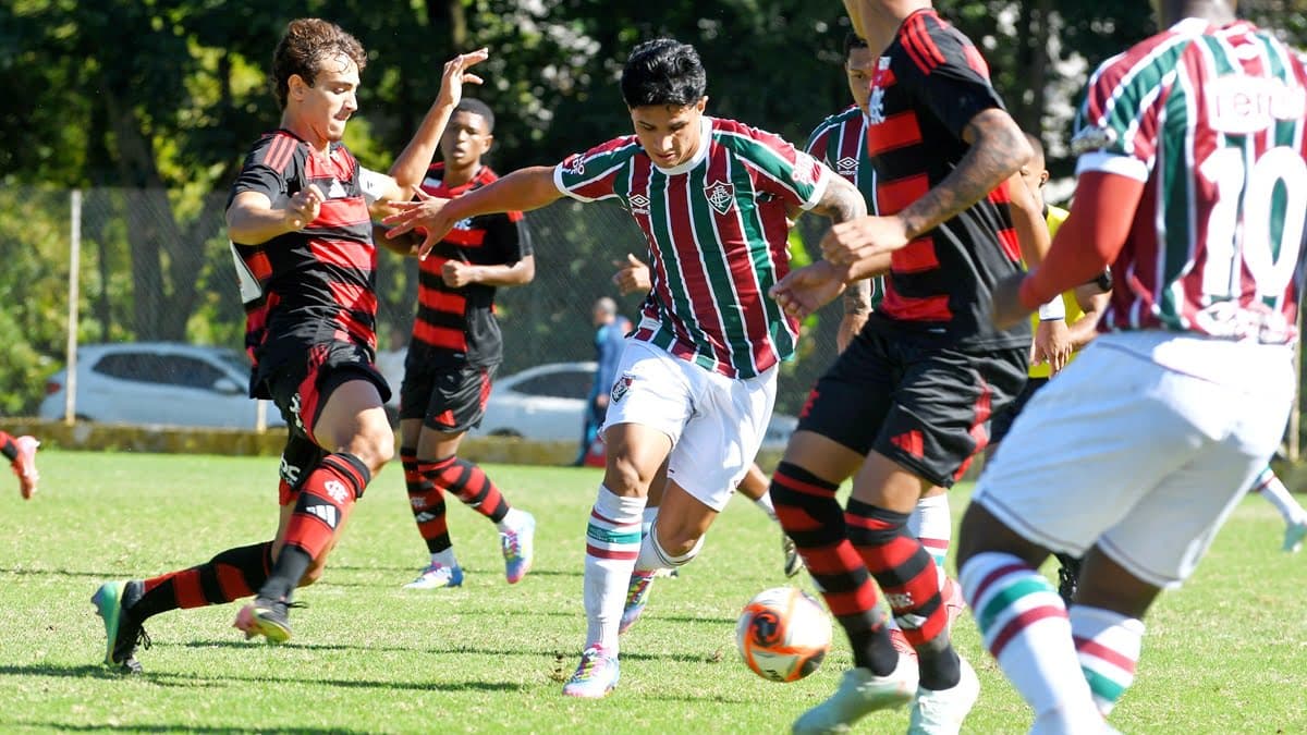 Jogadores de Flamengo e Fluminense disputam bola em jogo pela Taça OPG