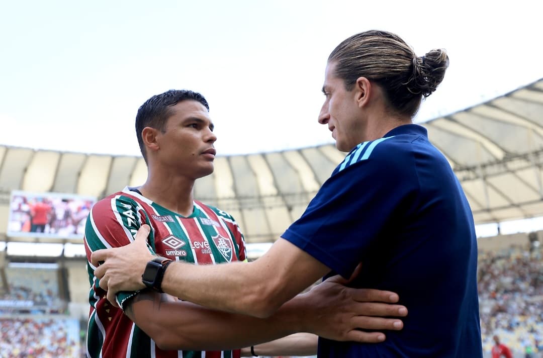 Thiago Silva cumprimenta Filipe Luís no Fla x Flu