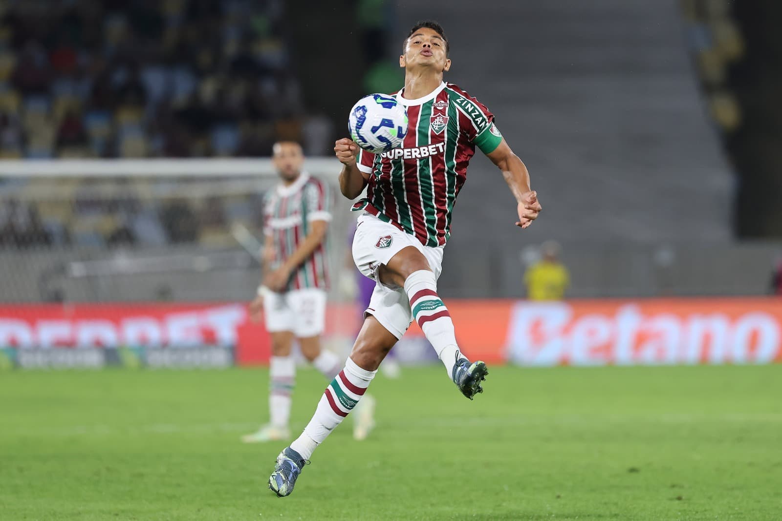 Thiago Silva, do Fluminense, controla a bola durante a partida entre Fluminense e Cruzeiro no Brasileirão 2025, no Estádio do Maracanã, em 17 de julho de 2025, no Rio de Janeiro, Brasil.