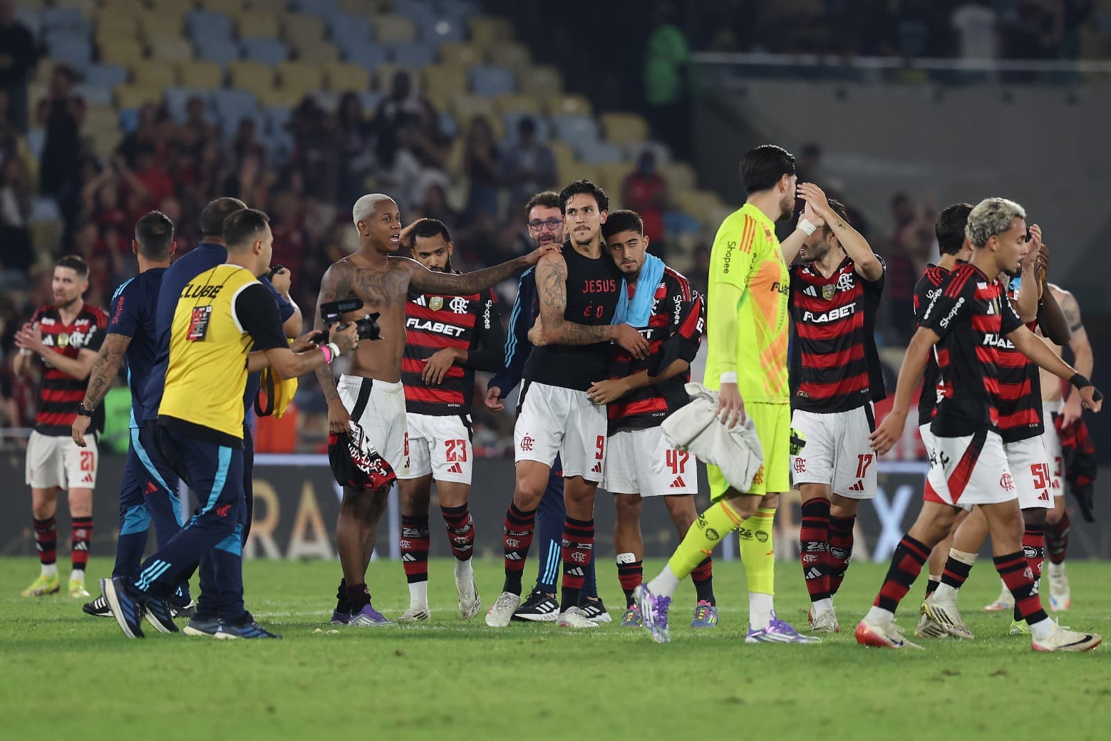 Pedro Guilherme (C) e companheiros do Flamengo comemoram após vencer a partida entre Flamengo e Fluminense no Brasileirão 2025, no Estádio do Maracanã, em 20 de julho de 2025, no Rio de Janeiro, Brasil.