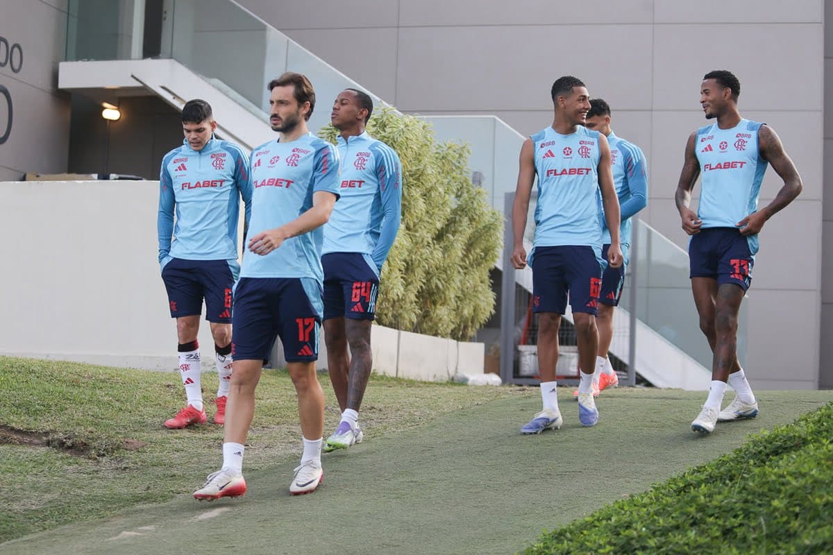 Jogadores do Flamengo caminham em início de treinamento no Ninho do Urubu