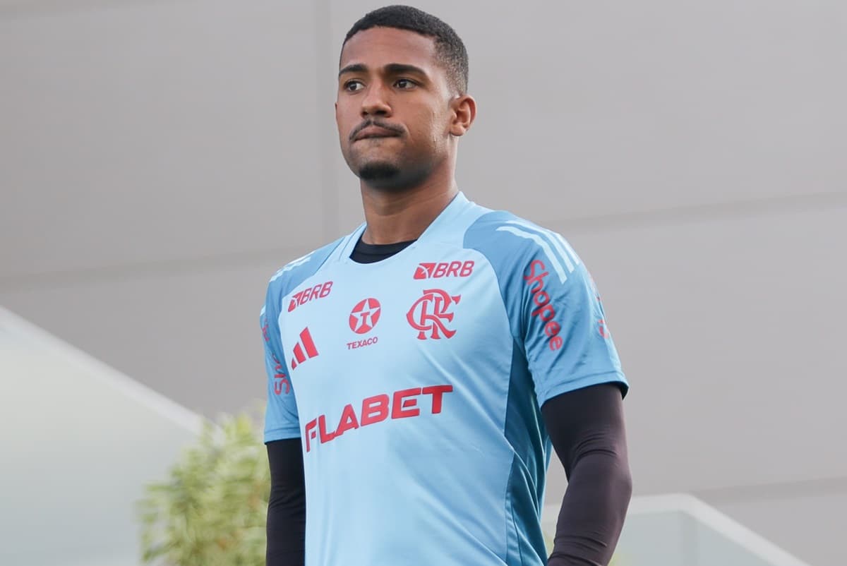 Samuel Lino caminha em direção ao campo no Ninho do Urubu