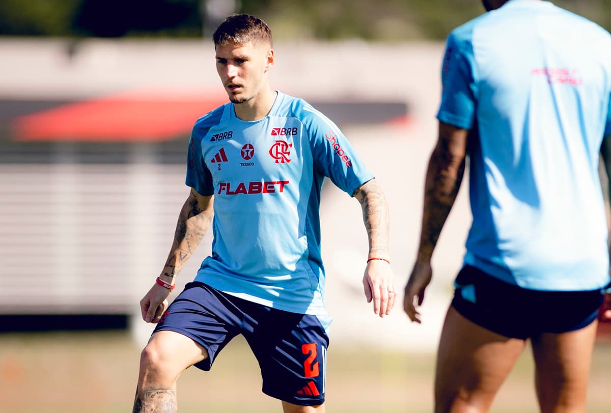 Varela treina no Ninho do Urubu antes de enfrentar o São Paulo