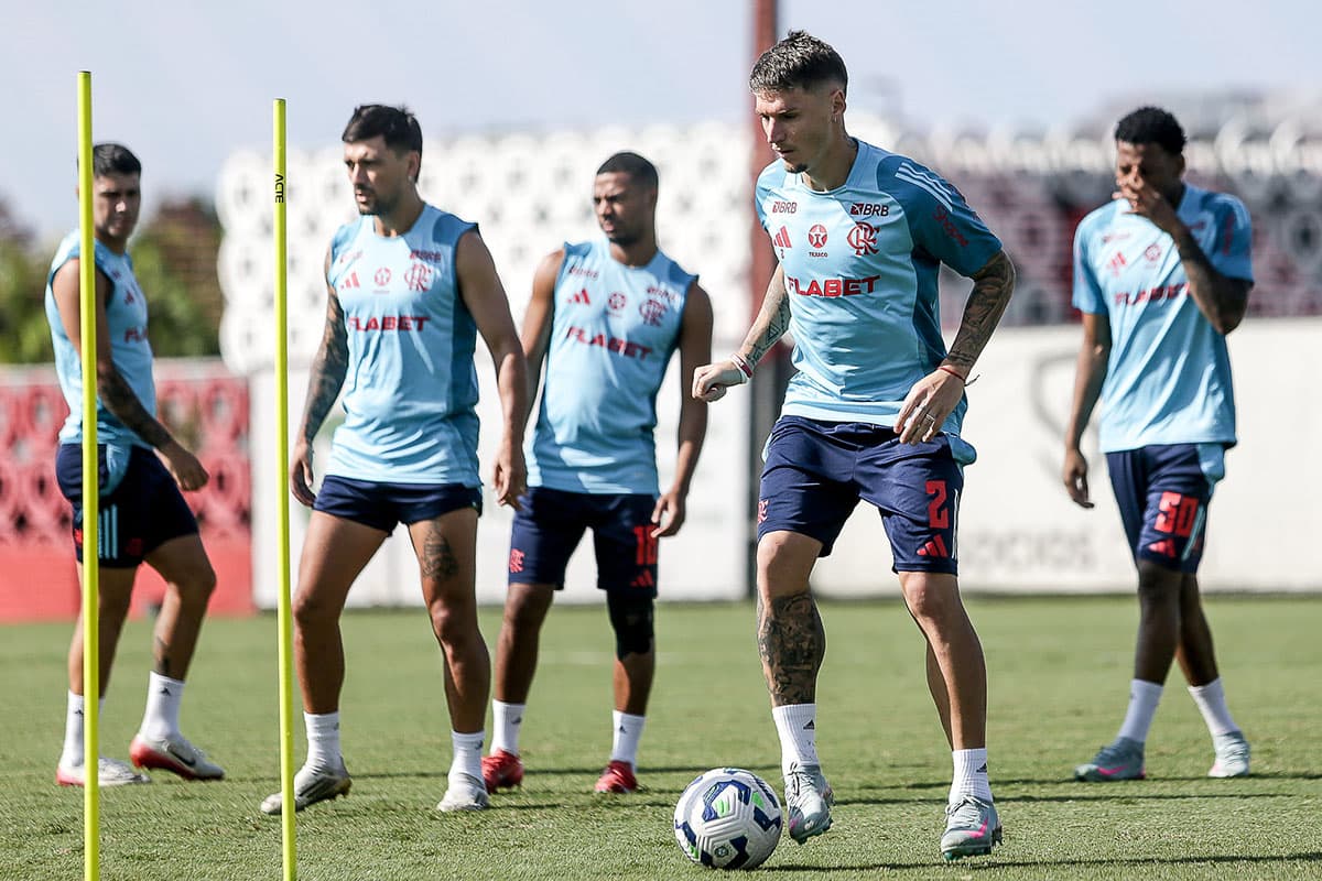 Jogadores do Flamengo treinando no Ninho do Urubu