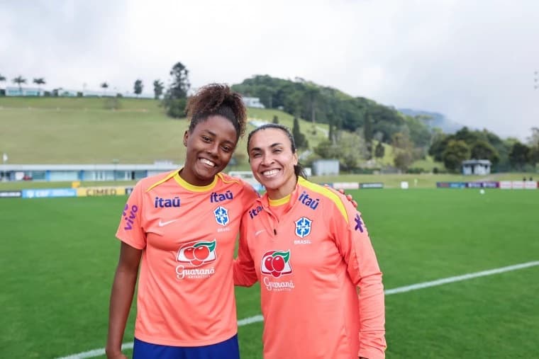 Kaylane e Marta posam para foto na Granja Comary