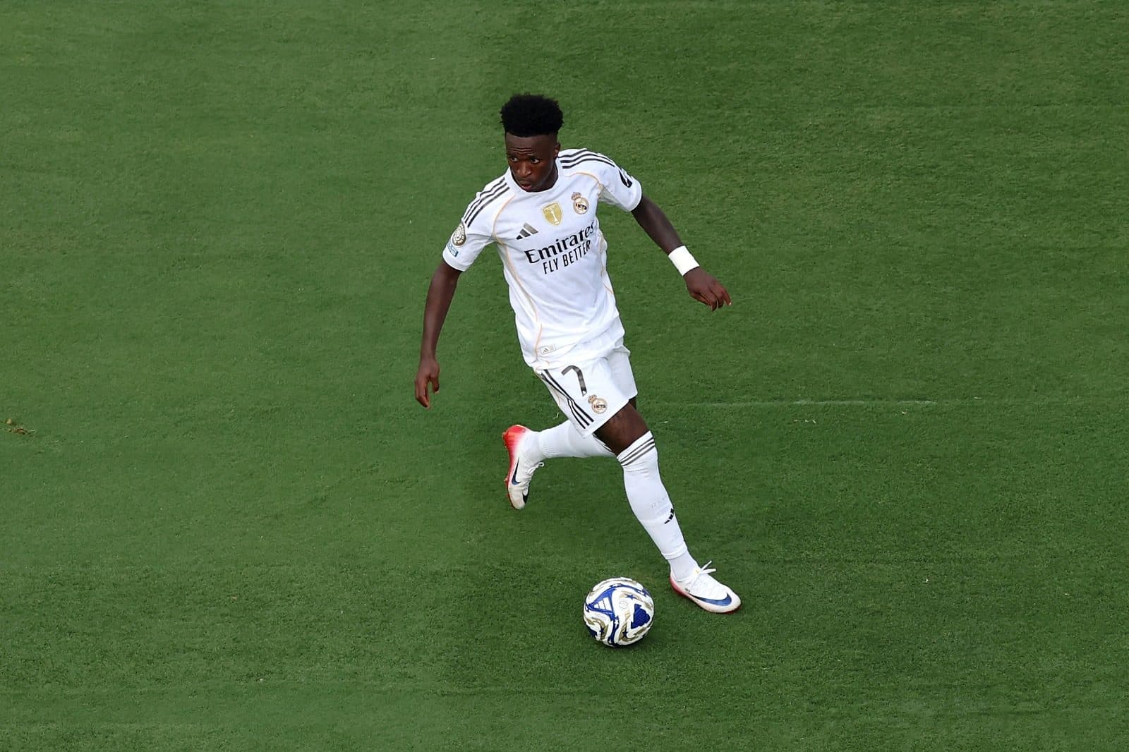 Vinicius Junior #7 do Real Madrid C.F. controla a bola durante a partida da semifinal da Copa do Mundo de Clubes da FIFA 2025 entre Paris Saint-Germain e Real Madrid CF no MetLife Stadium em 9 de julho de 2025 em East Rutherford, Nova Jersey.