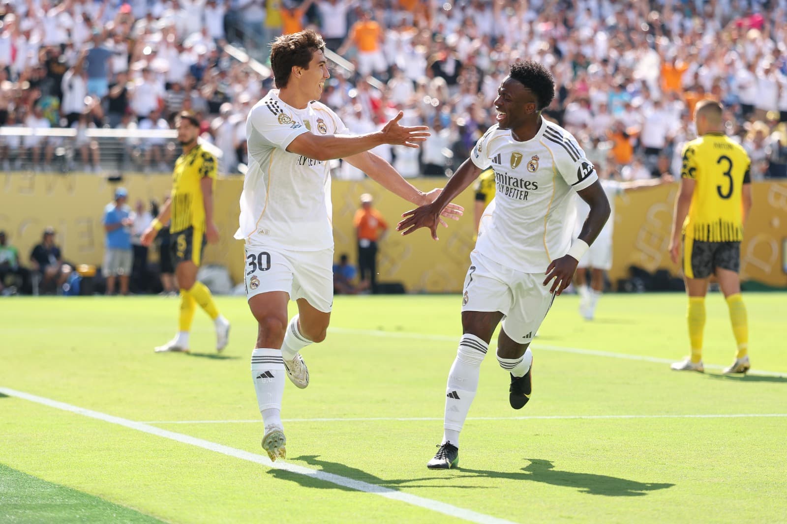 Gonzalo Garcia (30º lugar) do Real Madrid comemora o primeiro gol de sua equipe com seu companheiro de equipe Vinicius Junior (7º lugar) do Real Madrid durante a partida das quartas de final da Copa do Mundo de Clubes da FIFA 2025 entre Real Madrid CF e B