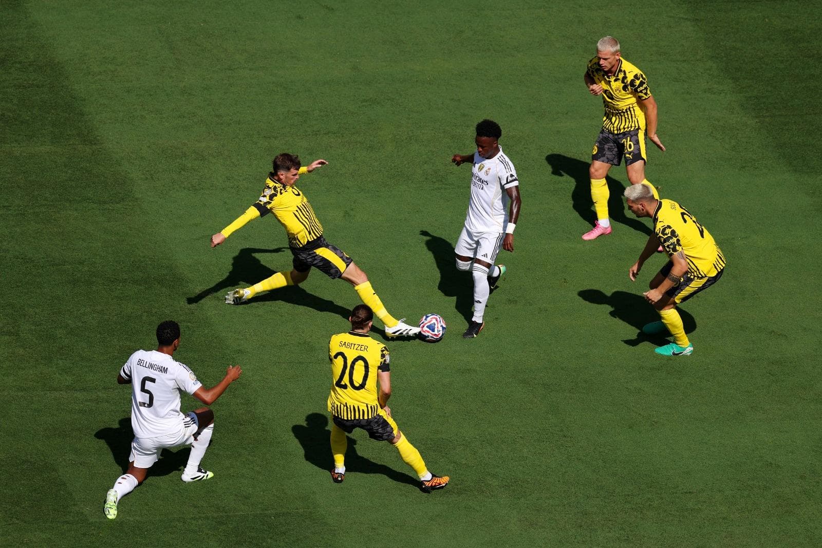 Vinicius Junior #7 do Real Madrid é desafiado por Pascal Gross #13 do Borussia Dortmund durante a partida das quartas de final da Copa do Mundo de Clubes da FIFA 2025 entre Real Madrid CF e Borussia Dortmund no MetLife Stadium em 5 de julho de 2025 em Eas