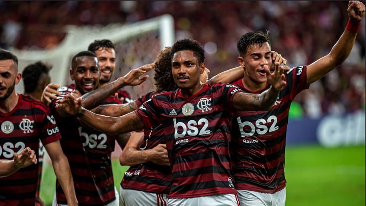 Vitinho comemora gol do Flamengo em 2019