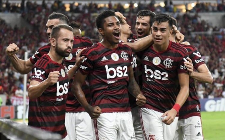 Vitinho comemora gol do Flamengo ao lado de Everton Ribeiro e Reinier