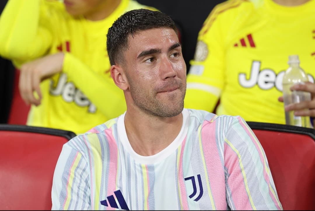 Vlahovic no banco da Juventus