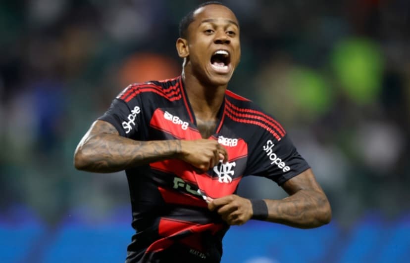 Wallace Yan aponta para escudo do Flamengo