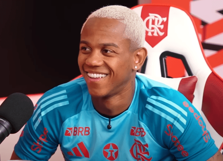 Wallace Yan sorri ao falar sobre mudanças na vida após gols pelo Flamengo no Mundial