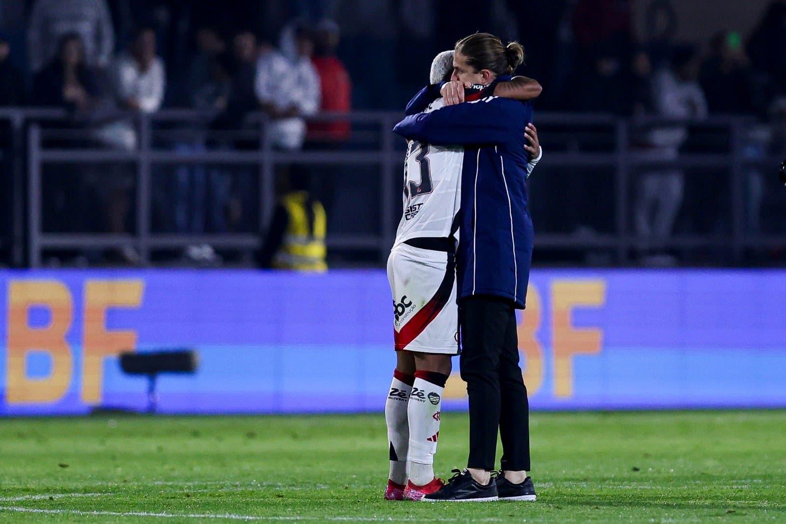 Filipe Luis, técnico do Flamengo, abraça Wesley do Flamengo após a vitória de seu time durante a partida do Brasileirão 2025 entre Red Bull Bragantino e Flamengo, no Estádio Municipal Cícero de Souza Marques, em 23 de julho de 2025, em Bragança Paulista,