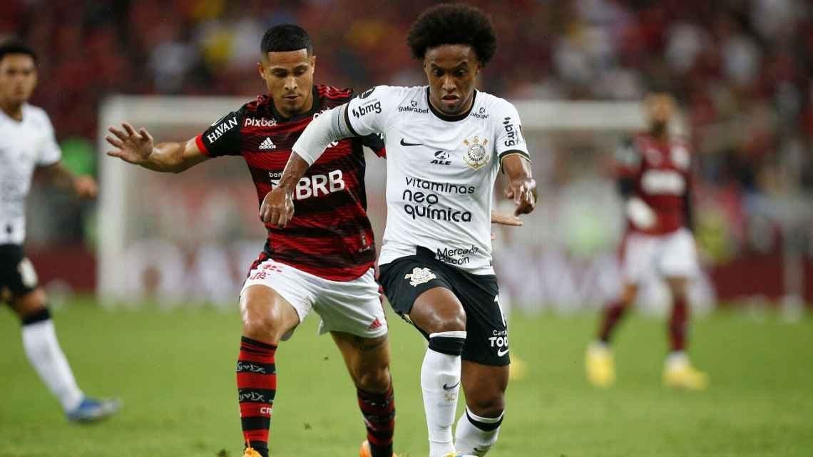 Willian, do Corinthians, disputando bola com João Gomes, do Flamengo, durante jogo de volta das quartas de final da Conmebol Libertadores 2022, no Maracanã