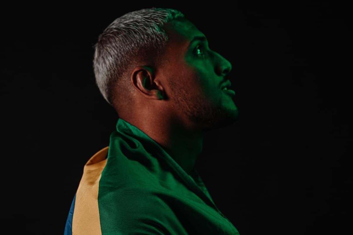 Vini Souza aparece enrolado em bandeira do Brasil na apresentação ao Wolfsburg