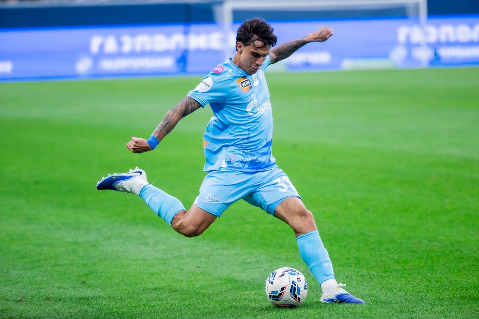 Mantuan tenta jogada em partida do Zenit contra o Rostov