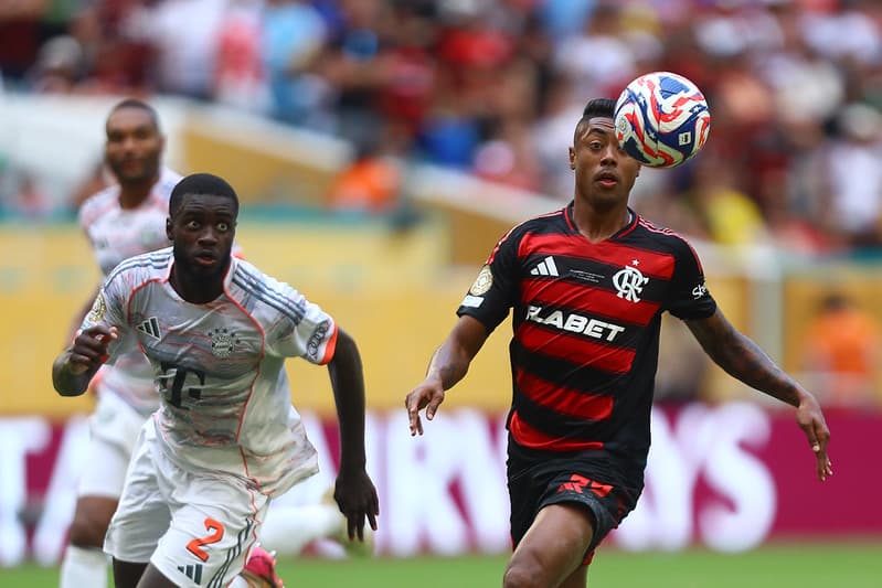Bruno Henrique durante divida em jogo entre Flamengo e Bayern de Munique