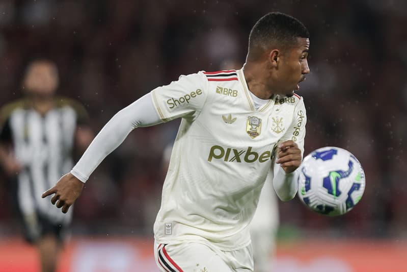 Samuel Lino em estreia pelo Flamengo