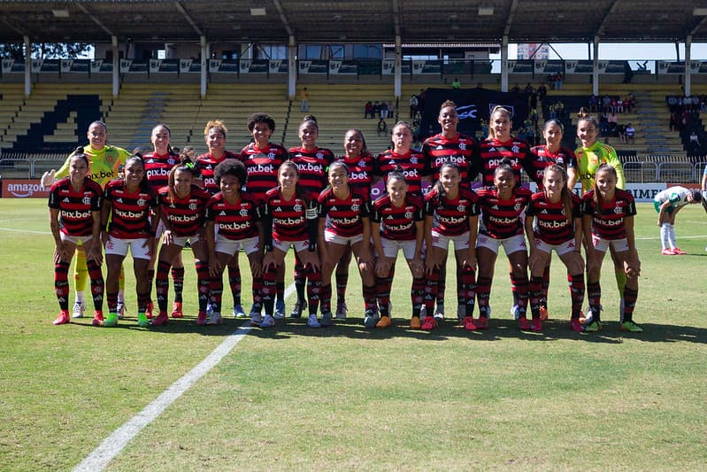Flamengo Feminino perfilado em Volta Redonda