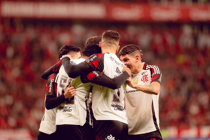Jogadores do Flamengo se abraçam ao comemorar gol contra o Internacional, no Beira-Rio, pela rodada passada do Brasileirão, antes do encontro final da trilogia pela Libertadores