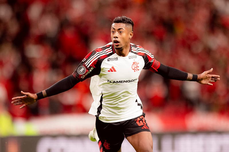 Bruno Henrique abre os braços e corre no Beira-Rio para comemorar gol pelo Flamengo, mas tento foi anulado por impedimento; Internacional perde e Mengão avança na Libertadores mesmo assim