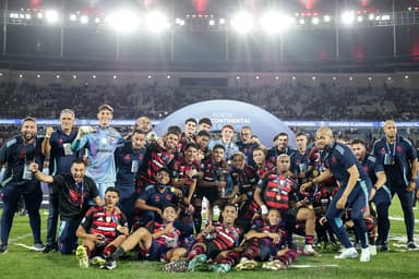 Time Sub-20 do Flamengo posando para fotos com a taça do Mundial, conquistado sobre o Barcelona, no Maracanã