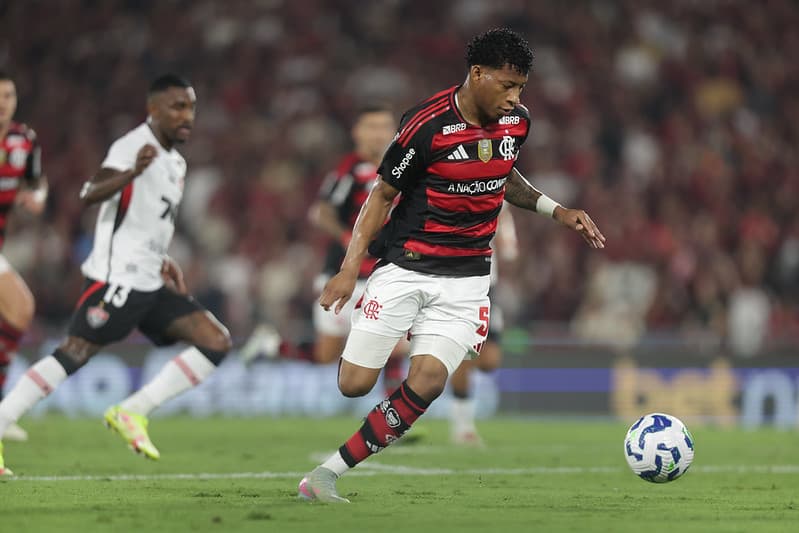 Gonzalo Plata conduz bola em campo contra o Vitória; Ao fundo, lateral Ramon, ex-Flamengo, tenta acompanhar