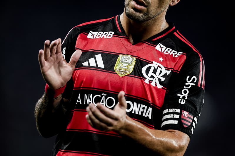 Arrascaeta com a camisa do Flamengo durante a goleada histórica de 8x0 sobre o Vitória pelo Brasileirão 2025, no Maracanã
