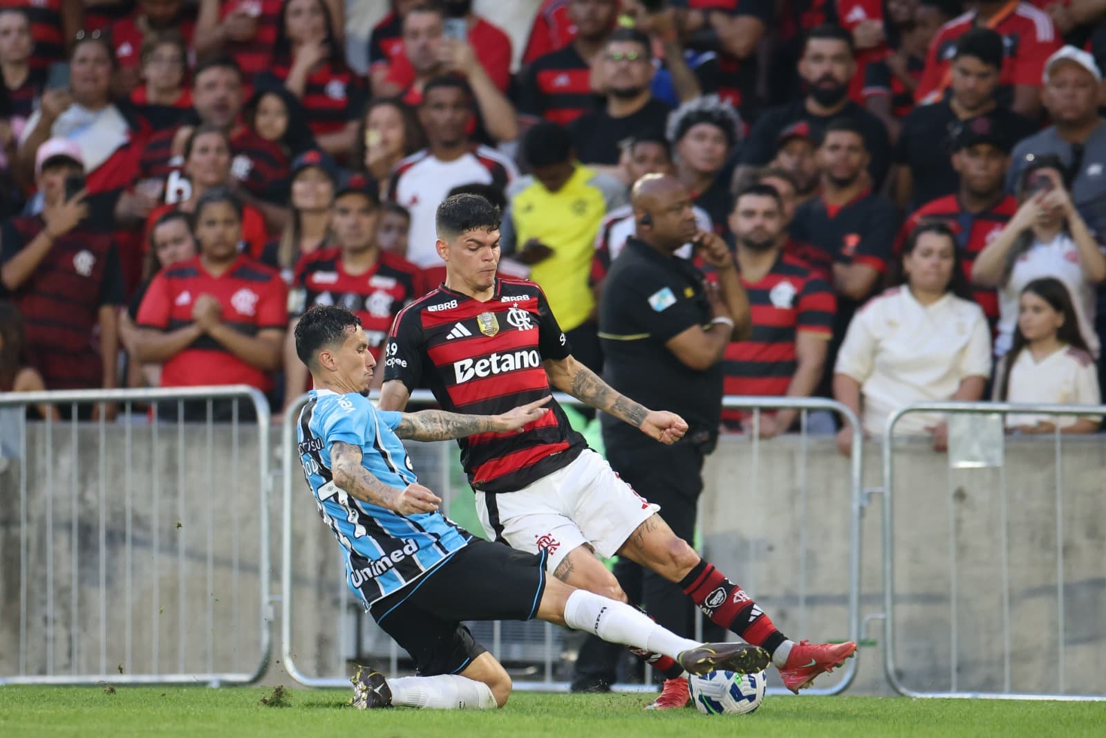 Ayrton Lucas, do Flamengo, briga pela bola com Dodi, do Grêmio, durante a partida entre Flamengo e Grêmio, pelo Brasileirão 2025, no Estádio do Maracanã, em 31 de agosto de 2025, no Rio de Janeiro, Brasil.