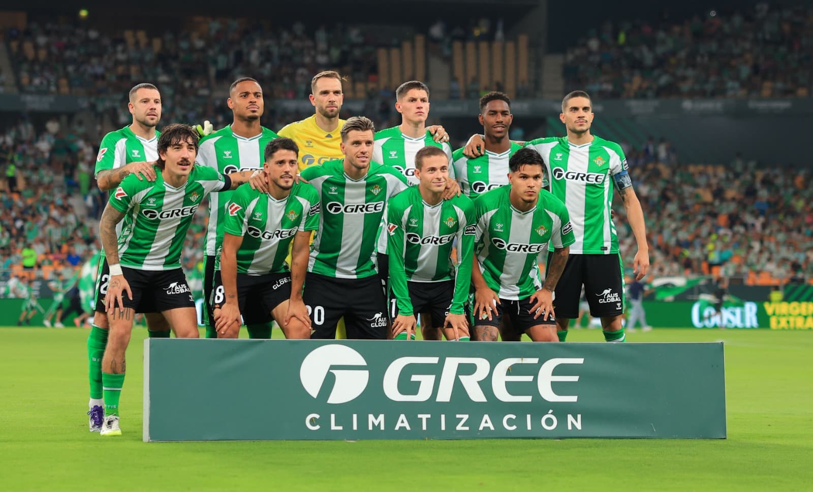 Natan perfilado junto com o time do Real Betis