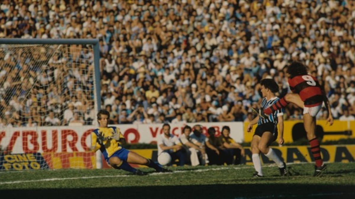 Nunes chuta para marcar o gol da vitória do Flamengo sobre o Grêmio, em 1982