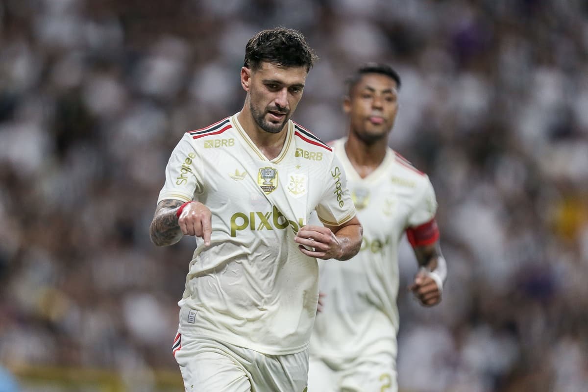 Arrascaeta comemora gol do Flamengo sobre o Ceará