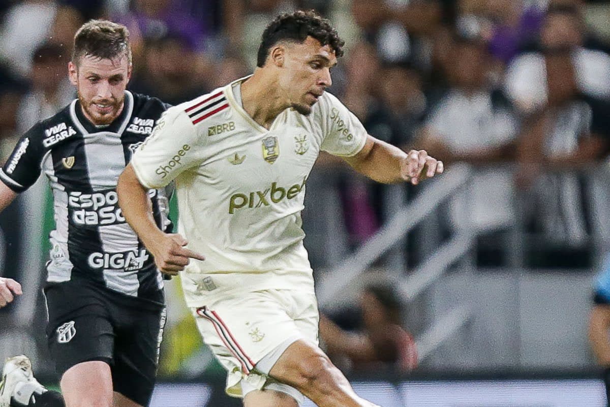 Victor Hugo em ação pelo Flamengo contra o Ceará