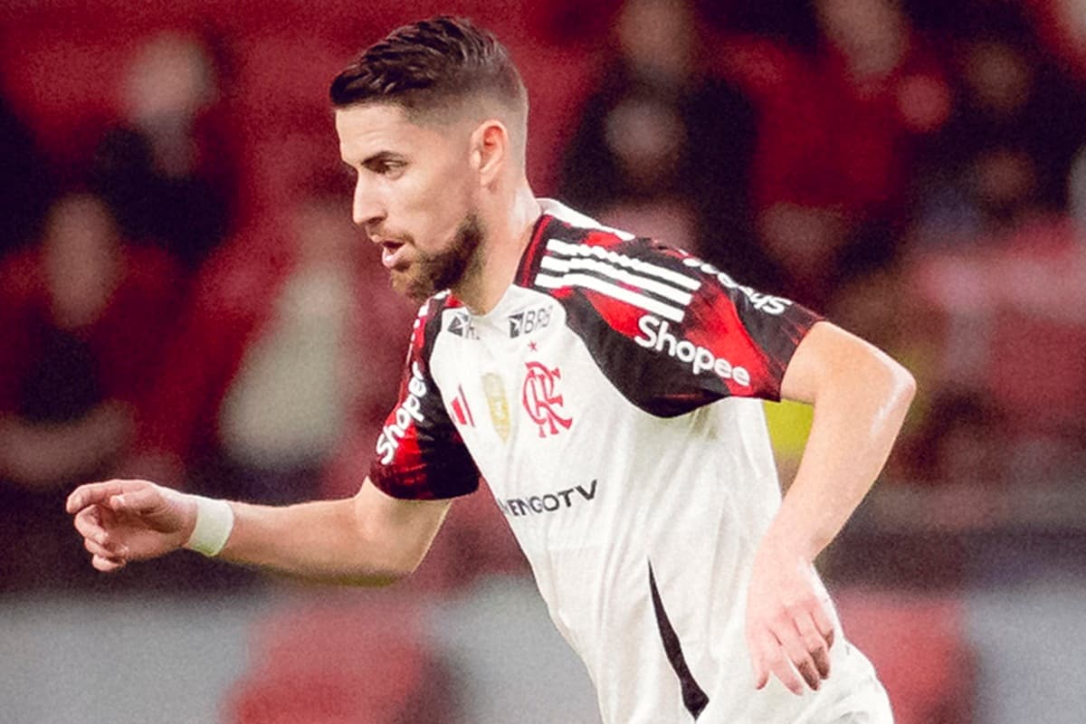 Jorginho olha para a bola enquanto tenta jogada em Flamengo x Internacional, pelo Brasileirão