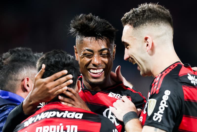 Sorrindo, Bruno Henrique comemora gol sobre o Internacional com Léo Ortiz e Luiz Araújo