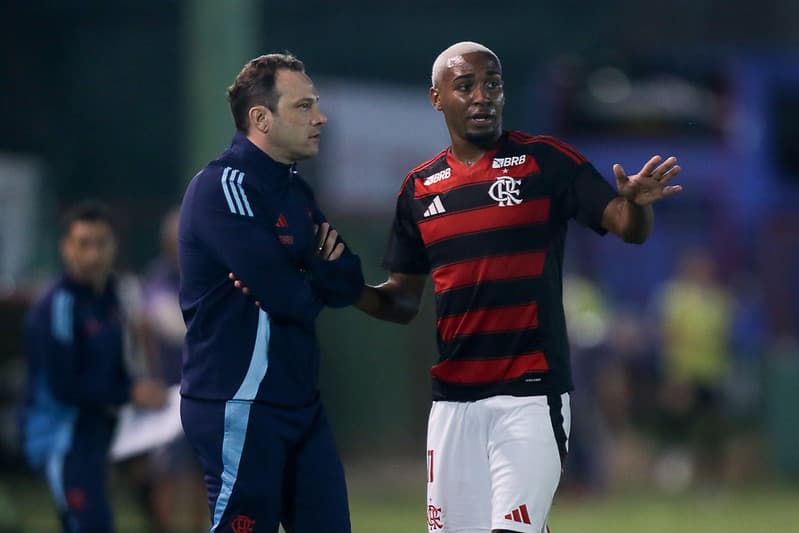 Bruno Pivetti conversa com Lorran na beira do campo