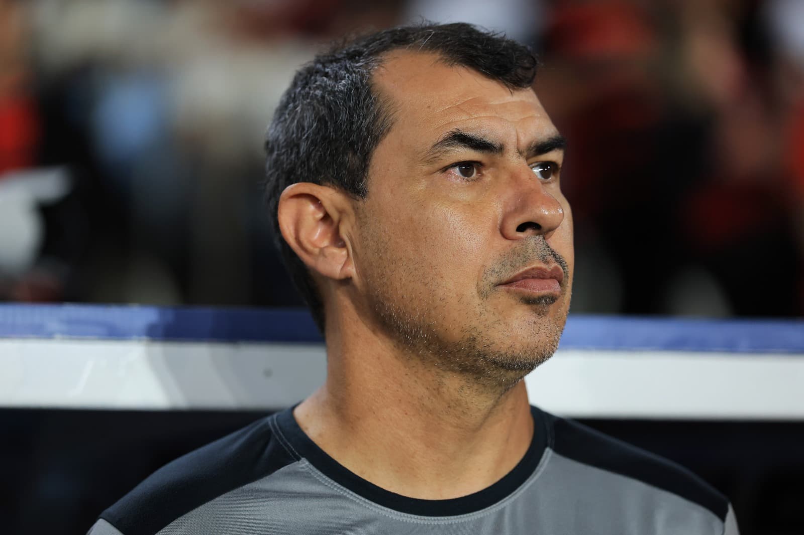 Fábio Carille, técnico do Vitória, observa antes da partida do Brasileirão 2025 entre Flamengo e Vitória, no Estádio do Maracanã, em 25 de agosto de 2025, no Rio de Janeiro, Brasil.